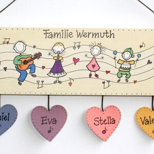 Türschild Familie aus Holz mit Name personalisiert. Holzschild mit Aufhängekordel für die Haustür. Ausgefallenes Hochzeitsgeschenk, Geschenk zum Einzug, Geburtstag, Valentinstag, Muttertag. Familienschild, Haustürschild für das Zuhause.