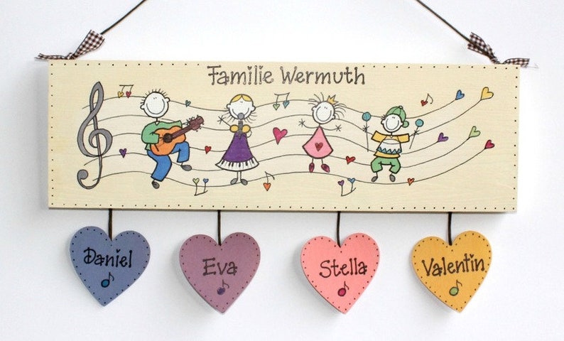 Türschild Familie aus Holz mit Name personalisiert. Holzschild mit Aufhängekordel für die Haustür. Ausgefallenes Hochzeitsgeschenk, Geschenk zum Einzug, Geburtstag, Valentinstag, Muttertag. Familienschild, Haustürschild für das Zuhause.