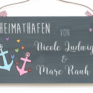 Türschild Familie aus Holz mit Name personalisiert. Holzschild mit Aufhängekordel für die Haustür. Ausgefallenes Geschenk zum Einzug, Umzug, Geburtstag, Valentinstag, Muttertag, Vatertag. Familienschild, Haustürschild für das Zuhause.