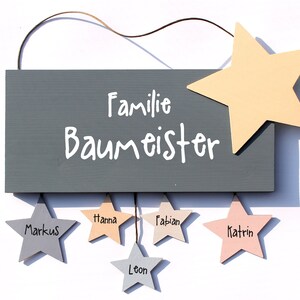 Türschild Familie aus Holz mit Name personalisiert. Holzschild mit Aufhängekordel für die Haustür. Ausgefallenes Hochzeitsgeschenk, Geschenk zum Einzug, Geburtstag, Valentinstag, Muttertag. Familienschild, Haustürschild für das Zuhause.