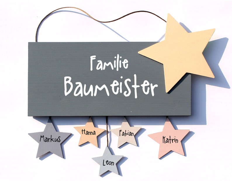 Türschild Familie aus Holz mit Name personalisiert. Holzschild mit Aufhängekordel für die Haustür. Ausgefallenes Hochzeitsgeschenk, Geschenk zum Einzug, Geburtstag, Valentinstag, Muttertag. Familienschild, Haustürschild für das Zuhause.