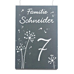 Türschild Familie aus Holz mit Name personalisiert. Holzschild mit Aufhängekordel für die Haustür. Ausgefallenes Geschenk zum Einzug, Umzug, Geburtstag, Valentinstag, Muttertag, Vatertag. Familienschild, Haustürschild für das Zuhause.