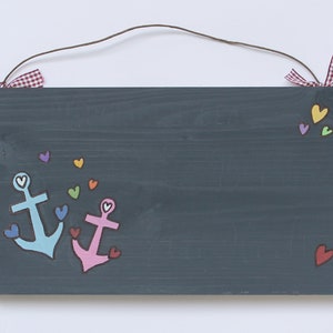 Türschild Familie aus Holz mit Name personalisiert. Holzschild mit Aufhängekordel für die Haustür. Ausgefallenes Geschenk zum Einzug, Umzug, Geburtstag, Valentinstag, Muttertag, Vatertag. Familienschild, Haustürschild für das Zuhause.