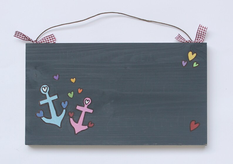 Türschild Familie aus Holz mit Name personalisiert. Holzschild mit Aufhängekordel für die Haustür. Ausgefallenes Geschenk zum Einzug, Umzug, Geburtstag, Valentinstag, Muttertag, Vatertag. Familienschild, Haustürschild für das Zuhause.