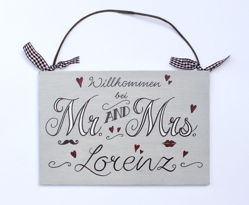 Türschild Mr. & Mrs. aus Holz mit Namen personalisiert. Holzschild Wiilkommen, Familienschild handbemalt, Haustürschild mit Aufhängekordel. Holztürschild, Willkommensschild für Zuhause. Geschenk zu Hochzeit, Geburt, Umzug, Einzug, Weihnachten.