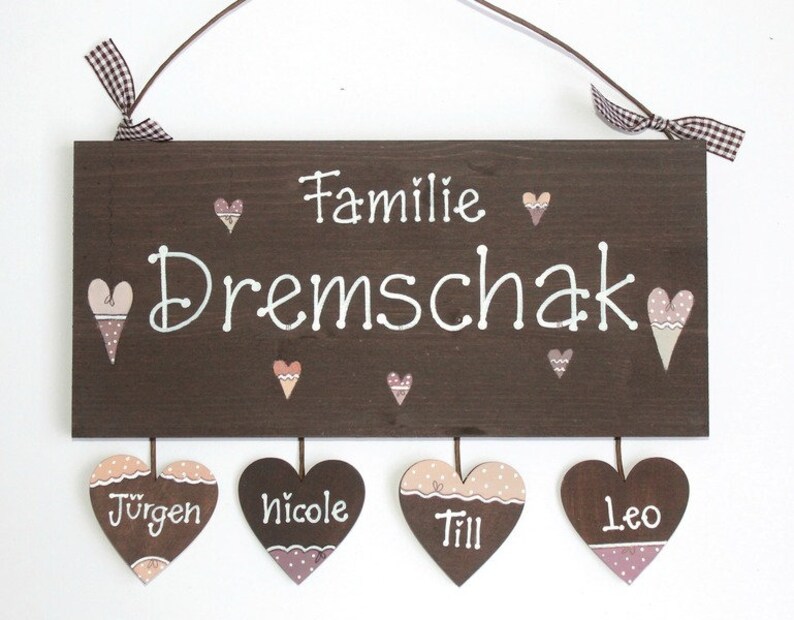 Türschild Familie aus Holz mit Name personalisiert. Holzschild mit Aufhängekordel für die Haustür. Ausgefallenes Geschenk zum Einzug, Umzug, Geburtstag, Valentinstag, Muttertag, Vatertag. Familienschild, Haustürschild für das Zuhause.