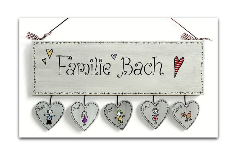 Türschild Familie aus Holz mit Name personalisiert. Holzschild mit Aufhängekordel für die Haustür. Ausgefallenes Geschenk zum Einzug, Umzug, Geburtstag, Valentinstag, Muttertag, Vatertag. Familienschild, Haustürschild für das Zuhause.