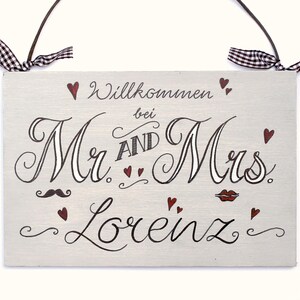 Türschild Mr. & Mrs. aus Holz mit Namen personalisiert. Holzschild Wiilkommen, Familienschild handbemalt, Haustürschild mit Aufhängekordel. Holztürschild, Willkommensschild für Zuhause. Geschenk zu Hochzeit, Geburt, Umzug, Einzug, Weihnachten.