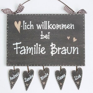 Türschild Familie aus Holz mit Name personalisiert. Holzschild mit Aufhängekordel für die Haustür. Ausgefallenes Hochzeitsgeschenk, Geschenk zum Einzug, Geburtstag, Valentinstag, Muttertag. Familienschild, Haustürschild für das Zuhause.