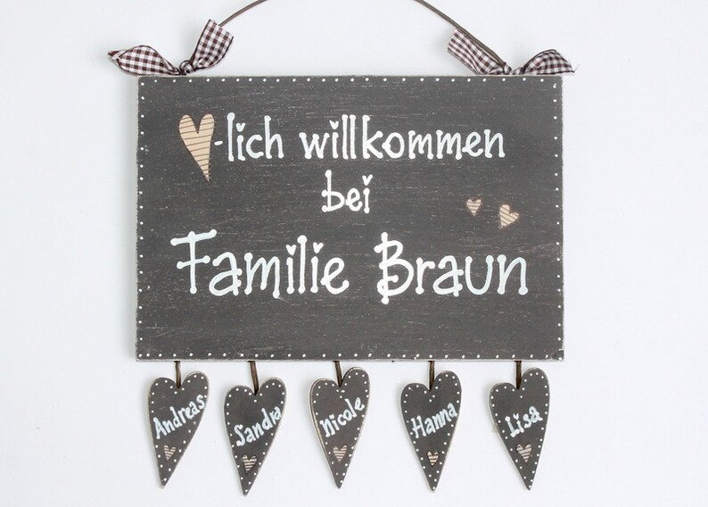 Türschild Familie aus Holz mit Name personalisiert. Holzschild mit Aufhängekordel für die Haustür. Ausgefallenes Hochzeitsgeschenk, Geschenk zum Einzug, Geburtstag, Valentinstag, Muttertag. Familienschild, Haustürschild für das Zuhause.