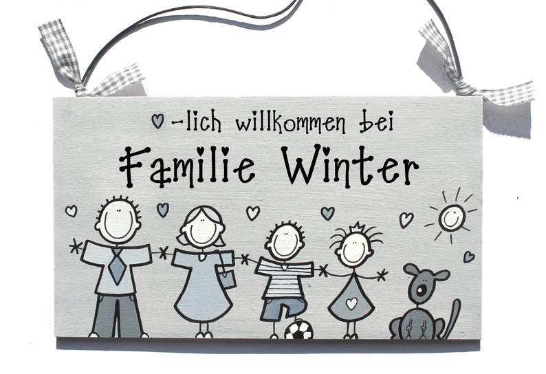 Türschild Familie aus Holz mit Name personalisiert. Holzschild mit Aufhängekordel für die Haustür. Ausgefallenes Hochzeitsgeschenk, Geschenk zum Einzug, Geburtstag, Valentinstag, Muttertag. Familienschild, Haustürschild für das Zuhause.