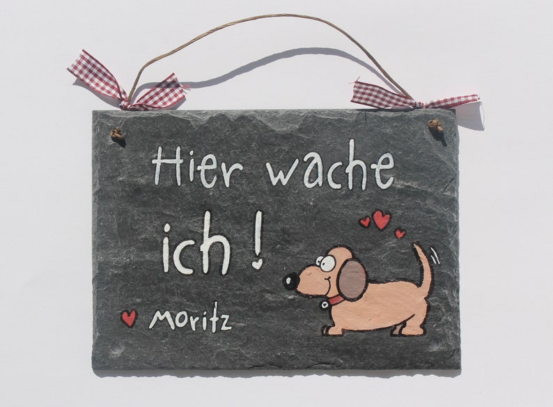 Türschild aus Schiefer personalisiert Hundename. Wetterfestes Schieferschild mit Hund, Namensschild, Haustürschild, Familienschild, Willkommensschild handbemalt. Geschenk Hochzeit, Geburt, Umzug, Einzug, Geburtstag, Weihnachtsgeschenk.