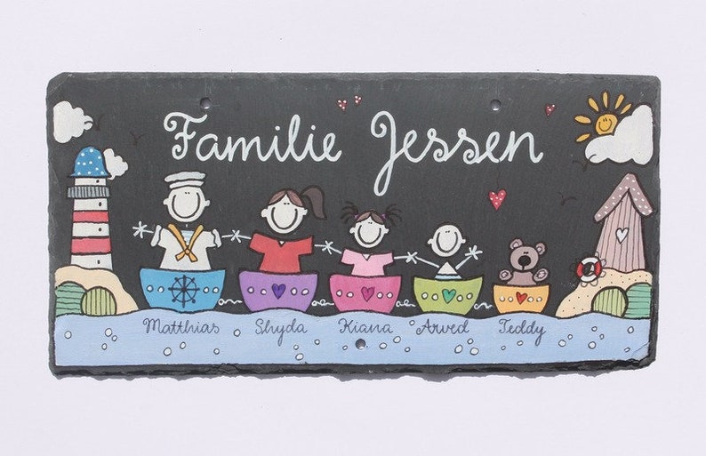 Maritimes Türschild Familie aus Schiefer personalisiert mit Namen. Wetterfestes Schieferschild mit Figuren in Booten. Namensschild, Haustürschild, Familienschild handbemalt. Geschenk Hochzeit, Geburt, Umzug, Einzug, Geburtstag, Weihnachtsgeschenk.