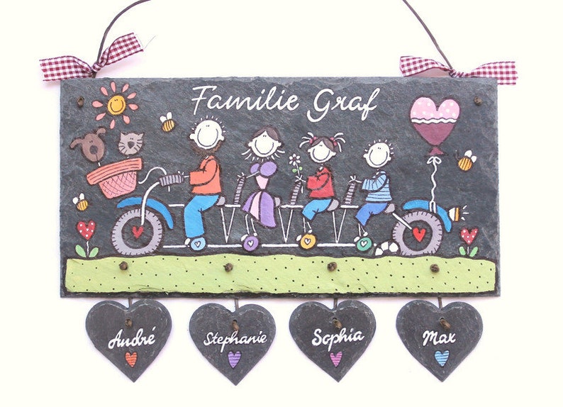 Türschild Familie aus Schiefer mit Namen personalisiert. Wetterfestes Schieferschild mit Figuren auf Fahrrad. Namensschild, Haustürschild mit Herzanhänger. Familienschild handbemalt. Individuelles Einzugsgeschenk oder Hochzeitsgeschenk.