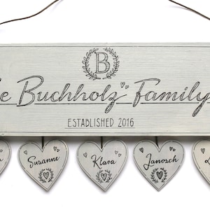 Türschild Familie aus Holz mit Name personalisiert. Holzschild mit Aufhängekordel für die Haustür. Ausgefallenes Geschenk zum Einzug, Umzug, Geburtstag, Valentinstag, Muttertag, Vatertag. Familienschild, Haustürschild für das Zuhause.