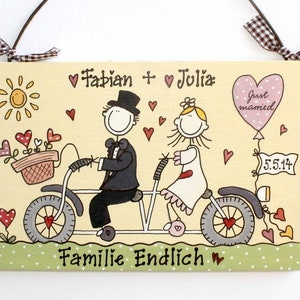 Personalisierte Hochzeitsgeschenk für das Brautpaar mit Name und Hochzeitsdatum personalisiert. Türschild aus Holz mit Braut und Bräutigam auf Fahrrad. Holzschild handbemalt. Ausgefallenes, besonderes Geschenk zur Hochzeit. Andenken Hochzeitstag.