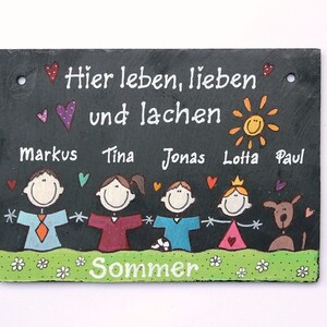 Türschild Familie aus Schiefer personalisiert mit Namen. Wetterfestes Schieferschild, Namensschild mit Figuren. Haustürschild, Familienschild, Willkommensschild handbemalt. Geschenk Hochzeit, Geburt, Umzug, Einzug, Geburtstag, Weihnachtsgeschenk.