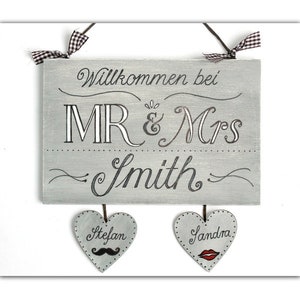 Hochzeitsgeschenk Türschild personalisiert. Holzschild Willkommen bei Mr. & Mrs. für das Brautpaar mit Name und Herzanhänger personalisiert. Geschenk zur Hochzeit für Braut und Bräutigam. Namensschild für das Zuhause.