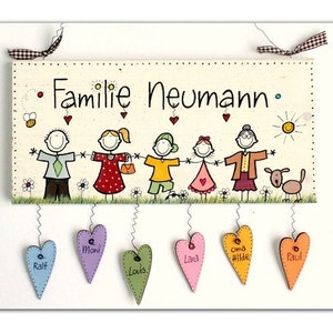 Türschild Familie aus Holz mit Namen und Figuren personalisiert. Holzschild mit Herzanhänger, Familienschild handbemalt, Haustürschild, Namensschild,  Holztürschild für Zuhause. Geschenk zu Hochzeit, Geburt, Umzug, Einzug, Weihnachten.