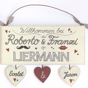 Einzigartiges Hochzeitsgeschenk für das Brautpaar. Türschild aus Holz  mit Vornamen und Nachname personalisiert. Holzschild mit Herzanhänger. Geschenk zur Hochzeit für Braut und Bräutigam. Andenken Hochzeitstag. Dekoschild für Zuhause.