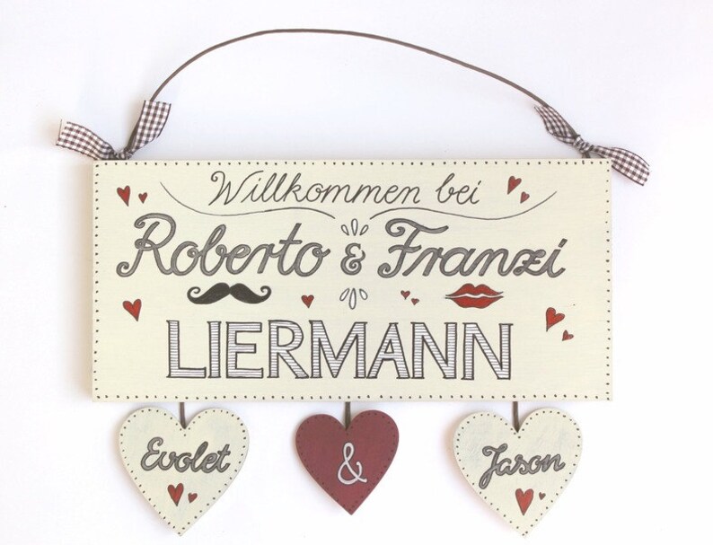 Einzigartiges Hochzeitsgeschenk für das Brautpaar. Türschild aus Holz  mit Vornamen und Nachname personalisiert. Holzschild mit Herzanhänger. Geschenk zur Hochzeit für Braut und Bräutigam. Andenken Hochzeitstag. Dekoschild für Zuhause.