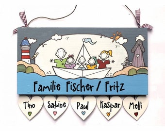 maritimes Familienschild aus Holz mit Name, Figuren und Herzanhänger personalisiert | Türschild Familie | Holzschild mit Boot | Namensschild