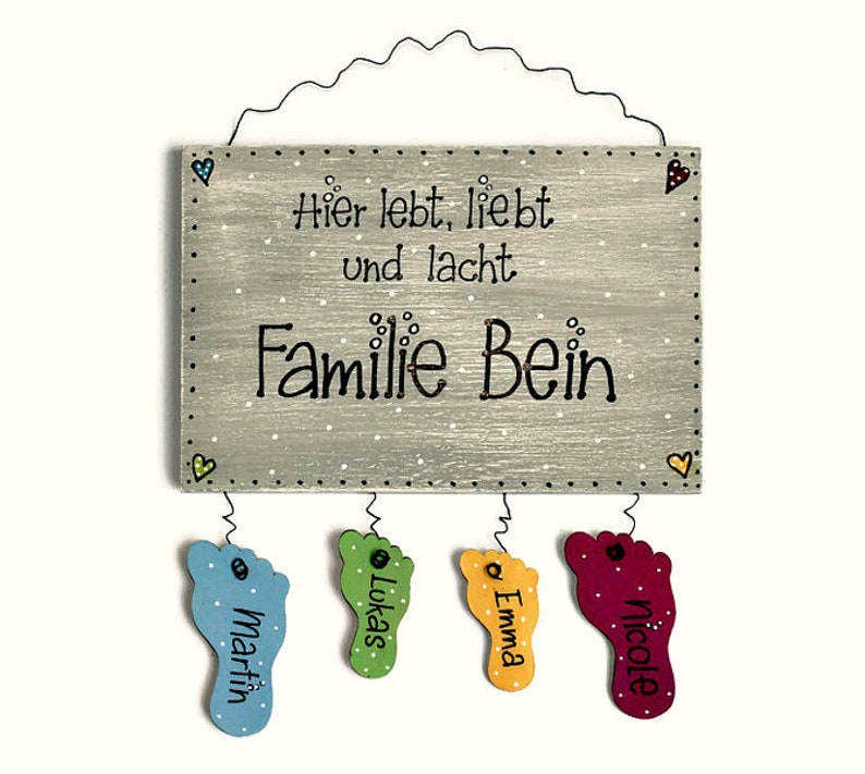 Türschild Familie aus Holz mit Namen personalisiert. Holzschild mit Füßen als Anhänger, Familienschild handbemalt, Haustürschild, Holztürschild, Willkommensschild für Zuhause. Geschenk zu Hochzeit, Geburt, Umzug, Einzug, Weihnachten.