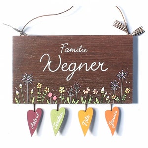 Türschild Familie aus Holz mit Name personalisiert. Holzschild mit Aufhängekordel für die Haustür. Ausgefallenes Geschenk zum Einzug, Umzug, Geburtstag, Valentinstag, Muttertag, Vatertag. Familienschild, Haustürschild für das Zuhause.