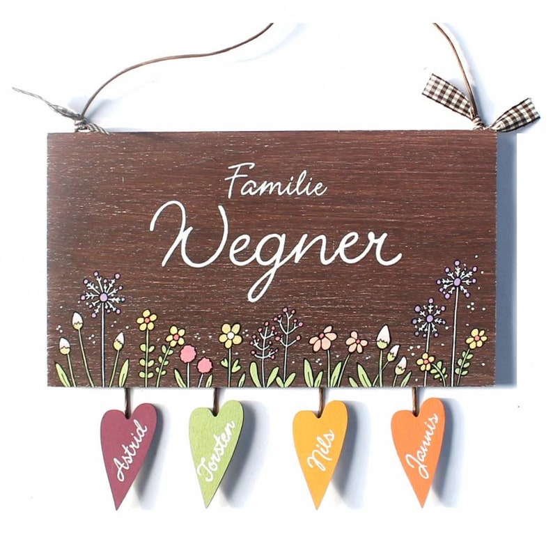 Türschild Familie aus Holz mit Name personalisiert. Holzschild mit Aufhängekordel für die Haustür. Ausgefallenes Geschenk zum Einzug, Umzug, Geburtstag, Valentinstag, Muttertag, Vatertag. Familienschild, Haustürschild für das Zuhause.