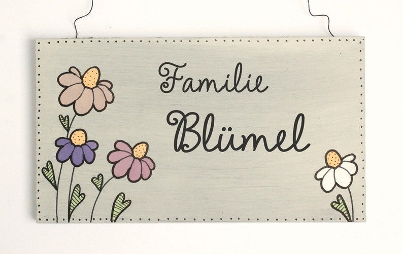 Türschild Familie aus Holz mit Name personalisiert. Holzschild mit Aufhängekordel für die Haustür. Ausgefallenes Geschenk zum Einzug, Umzug, Geburtstag, Valentinstag, Muttertag, Vatertag. Familienschild, Haustürschild für das Zuhause.