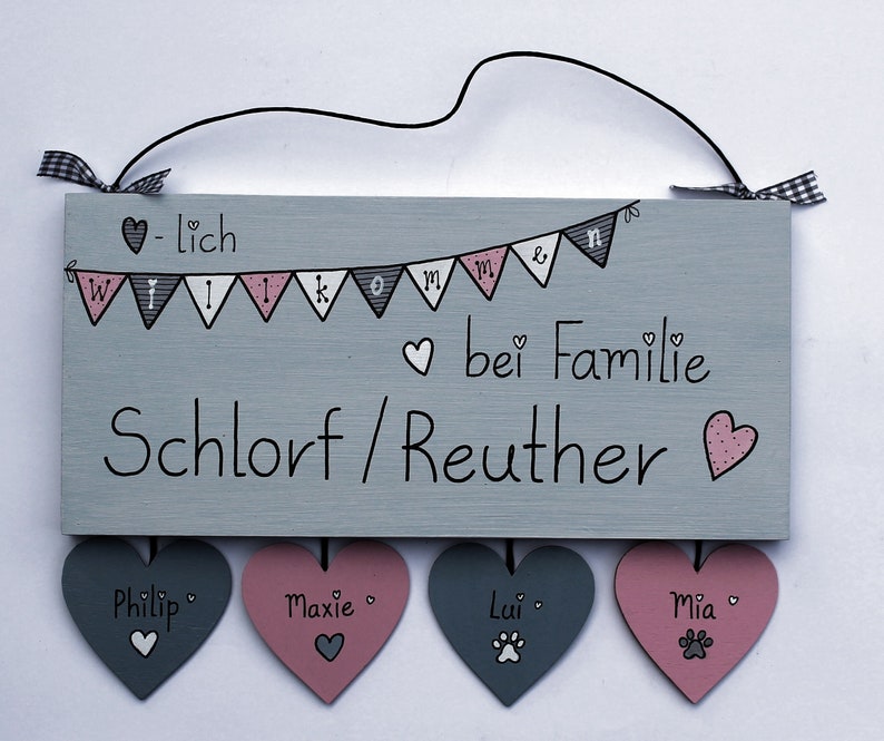 Türschild Familie aus Holz mit Name personalisiert. Holzschild mit Aufhängekordel für die Haustür. Ausgefallenes Geschenk zum Einzug, Umzug, Geburtstag, Valentinstag, Muttertag, Vatertag. Familienschild, Haustürschild für das Zuhause.