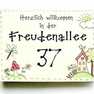 Türschild Familie aus Holz mit Name personalisiert. Holzschild mit Aufhängekordel für die Haustür. Ausgefallenes Geschenk zum Einzug, Umzug, Geburtstag, Valentinstag, Muttertag, Vatertag. Familienschild, Haustürschild für das Zuhause.