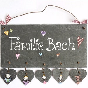 Türschild Familie aus Schiefer personalisiert mit Namen. Wetterfestes Schieferschild mit Herzen. Namensschild mit Herzanhänger und Figuren handbemalt. Familienschild individuell. Geschenk Hochzeit, Geburt, Einzug, Geburtstag, Weihnachtsgeschenk.