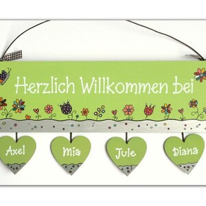 Türschild aus Holz mit Voramen personalisiert. Holzschild mit Aufhängekordel für die Haustür. Ausgefallenes Hochzeitsgeschenk, Geschenk zum Einzug, Geburtstag, Valentinstag, Muttertag. Familienschild, Haustürschild für das Zuhause.