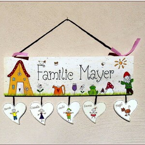 Türschild Familie aus Holz mit Namen personalisiert. Holzschild, Namensschild handbemalt. Haustürschild mit Figuren, Familienschild, Willkommensschild mit Herzanhänger. Eingangsschild für das Zuhause. Einzugsgeschenk / Hochzeitsgeschenk.