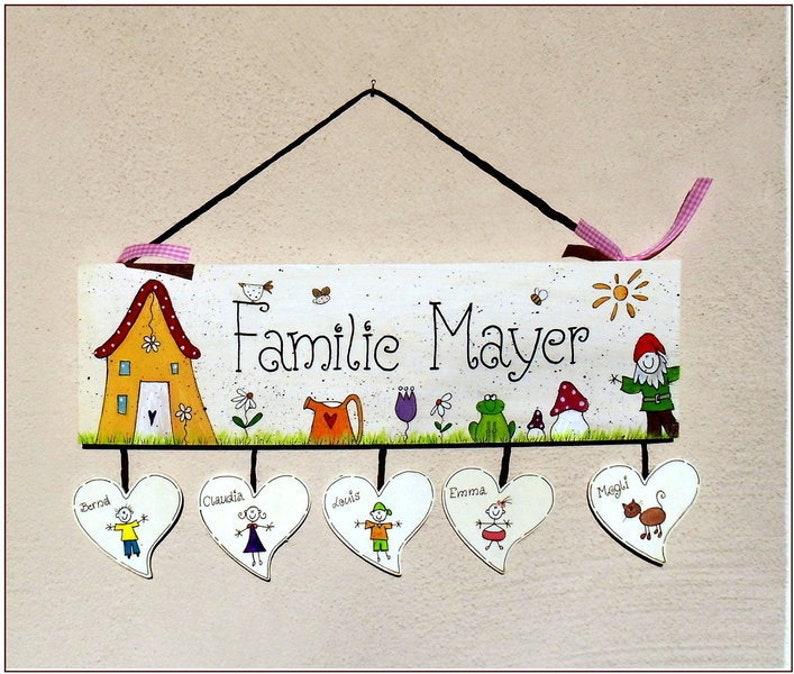 Türschild Familie aus Holz mit Namen personalisiert. Holzschild, Namensschild handbemalt. Haustürschild mit Figuren, Familienschild, Willkommensschild mit Herzanhänger. Eingangsschild für das Zuhause. Einzugsgeschenk / Hochzeitsgeschenk.