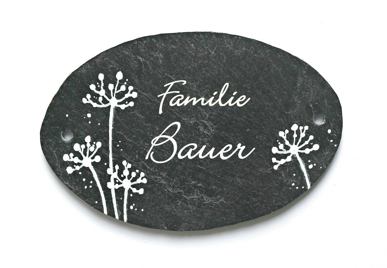 Ovales Türschild Familie aus Schiefer personalisiert mit Name. Wetterfestes Schieferschild, Namensschild Pusteblumen. Haustürschild, Familienschild, Willkommensschild handbemalt. Geschenk Hochzeit, Geburt, Einzug, Geburtstag, Weihnachtsgeschenk.