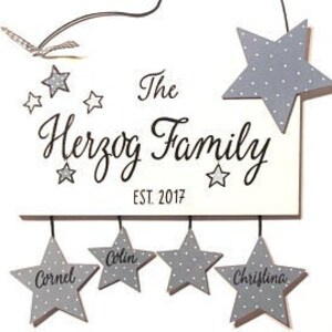 Türschild Familie aus Holz mit Namen personalisiert. Holzschild mit Sternen, Familienschild handbemalt, Haustürschild, Holztürschild für Zuhause. Willkommensschild mit Aufhängekordel. Geschenk zu Hochzeit, Geburt, Einzug, Muttertag, Weihnachten.