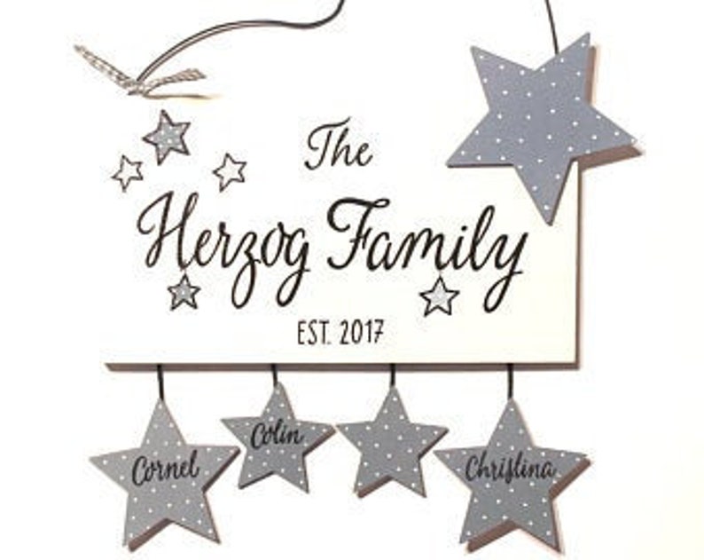 Türschild Familie aus Holz mit Namen personalisiert. Holzschild mit Sternen, Familienschild handbemalt, Haustürschild, Holztürschild für Zuhause. Willkommensschild mit Aufhängekordel. Geschenk zu Hochzeit, Geburt, Einzug, Muttertag, Weihnachten.