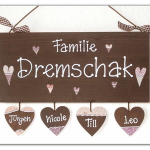 Türschild Familie aus Holz mit Name personalisiert. Holzschild mit Aufhängekordel für die Haustür. Ausgefallenes Geschenk zum Einzug, Umzug, Geburtstag, Valentinstag, Muttertag, Vatertag. Familienschild, Haustürschild für das Zuhause.