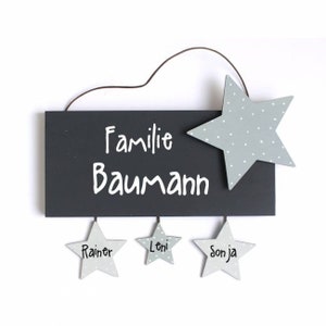 Türschild Familie aus Holz mit Name personalisiert. Holzschild mit Aufhängekordel für die Haustür. Ausgefallenes Geschenk zum Einzug, Umzug, Geburtstag, Valentinstag, Muttertag, Vatertag. Familienschild, Haustürschild für das Zuhause.