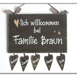 Türschild Familie aus Holz mit Name personalisiert. Holzschild mit Aufhängekordel für die Haustür. Ausgefallenes Hochzeitsgeschenk, Geschenk zum Einzug, Geburtstag, Valentinstag, Muttertag. Familienschild, Haustürschild für das Zuhause.