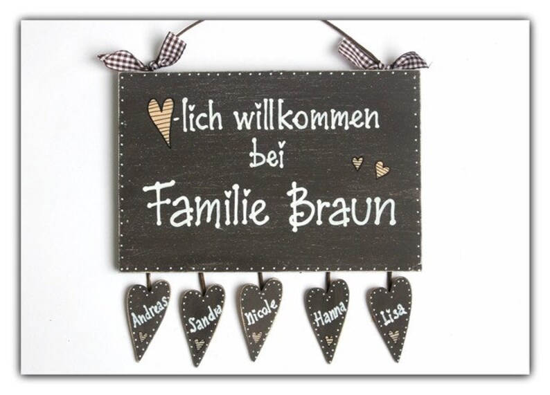 Türschild Familie aus Holz mit Name personalisiert. Holzschild mit Aufhängekordel für die Haustür. Ausgefallenes Hochzeitsgeschenk, Geschenk zum Einzug, Geburtstag, Valentinstag, Muttertag. Familienschild, Haustürschild für das Zuhause.