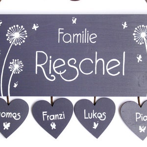 Türschild Familie aus Holz mit Name personalisiert. Holzschild mit Aufhängekordel für die Haustür. Ausgefallenes Geschenk zum Einzug, Umzug, Geburtstag, Valentinstag, Muttertag, Vatertag. Familienschild, Haustürschild für das Zuhause.