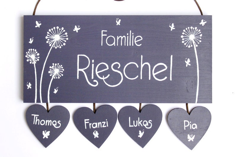 Türschild Familie aus Holz mit Name personalisiert. Holzschild mit Aufhängekordel für die Haustür. Ausgefallenes Geschenk zum Einzug, Umzug, Geburtstag, Valentinstag, Muttertag, Vatertag. Familienschild, Haustürschild für das Zuhause.