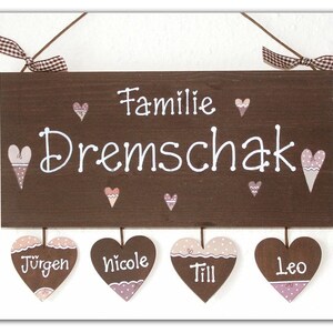 Türschild Familie aus Holz mit Name personalisiert. Holzschild mit Aufhängekordel für die Haustür. Ausgefallenes Geschenk zum Einzug, Umzug, Geburtstag, Valentinstag, Muttertag, Vatertag. Familienschild, Haustürschild für das Zuhause.