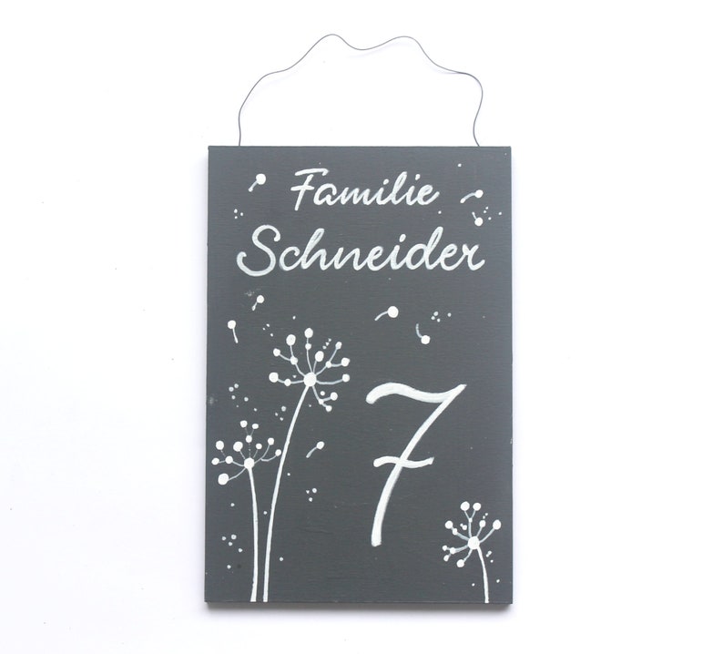 Türschild Familie aus Holz mit Name personalisiert. Holzschild mit Aufhängekordel für die Haustür. Ausgefallenes Geschenk zum Einzug, Umzug, Geburtstag, Valentinstag, Muttertag, Vatertag. Familienschild, Haustürschild für das Zuhause.