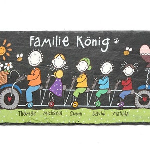 Türschild aus Schiefer mit Familie auf Fahrrad personalisiert mit Namen. Wetterfestes Schieferschild mit Figuren und Rad. Namensschild, Haustürschild, Familienschild handbemalt. Geschenk Hochzeit, Geburt, Einzug, Geburtstag, Weihnachtsgeschenk.