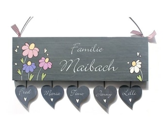 personalisiertes Einzugsgeschenk Türschild aus Holz für Familien mit Namen und Herzanhänger personalisiert. Schild für das Zuhause.