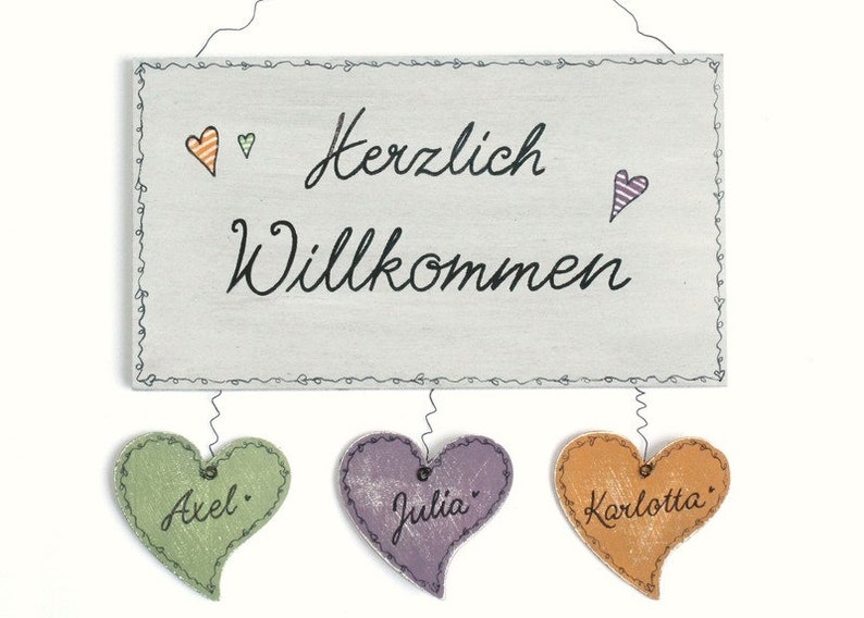 Türschild Familie aus Holz mit Name personalisiert. Holzschild mit Aufhängekordel für die Haustür. Ausgefallenes Geschenk zum Einzug, Umzug, Geburtstag, Valentinstag, Muttertag, Vatertag. Familienschild, Haustürschild für das Zuhause.